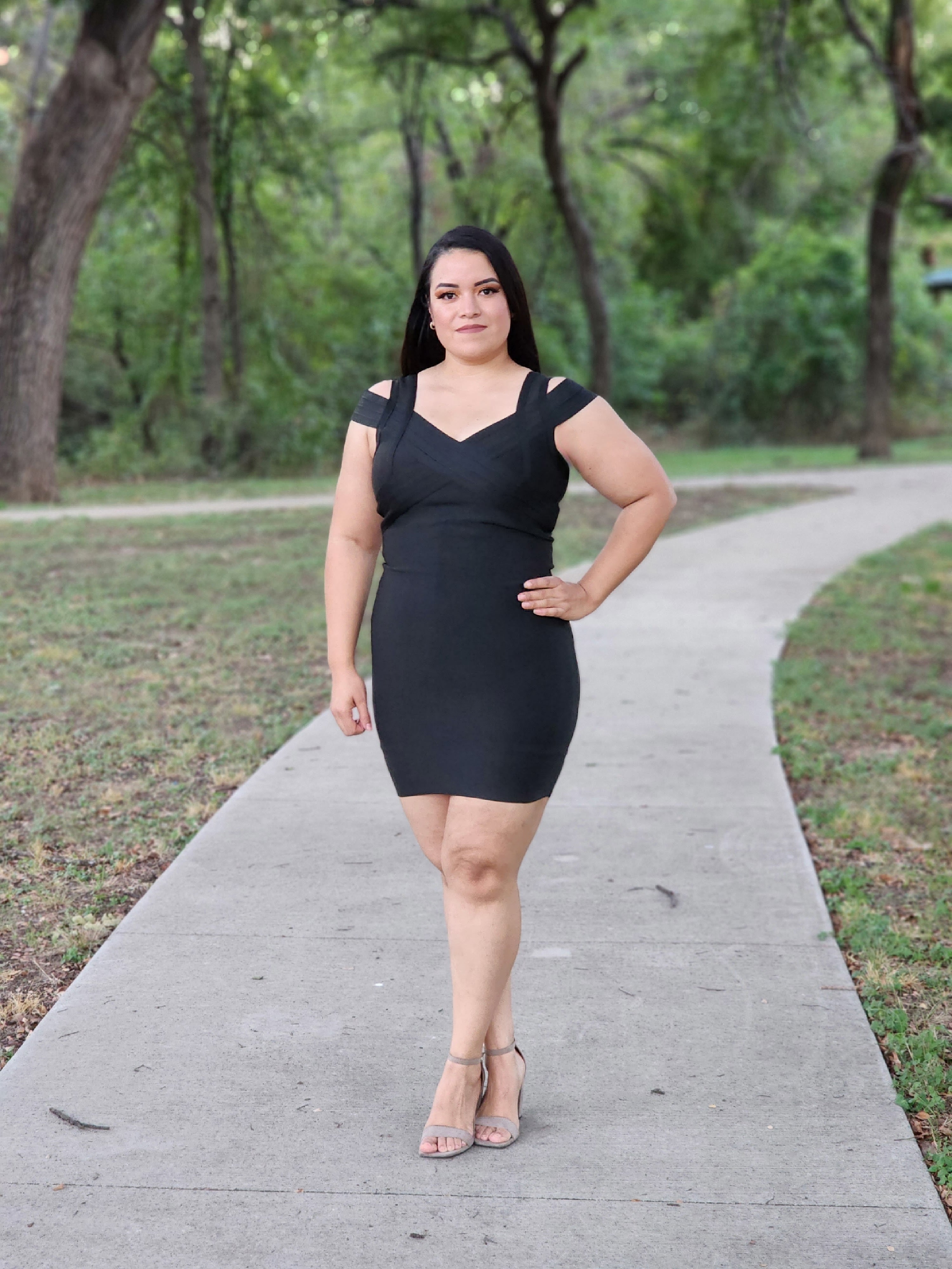Vestido negro con cuello en V