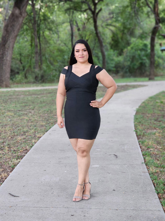 Vestido negro con cuello en V