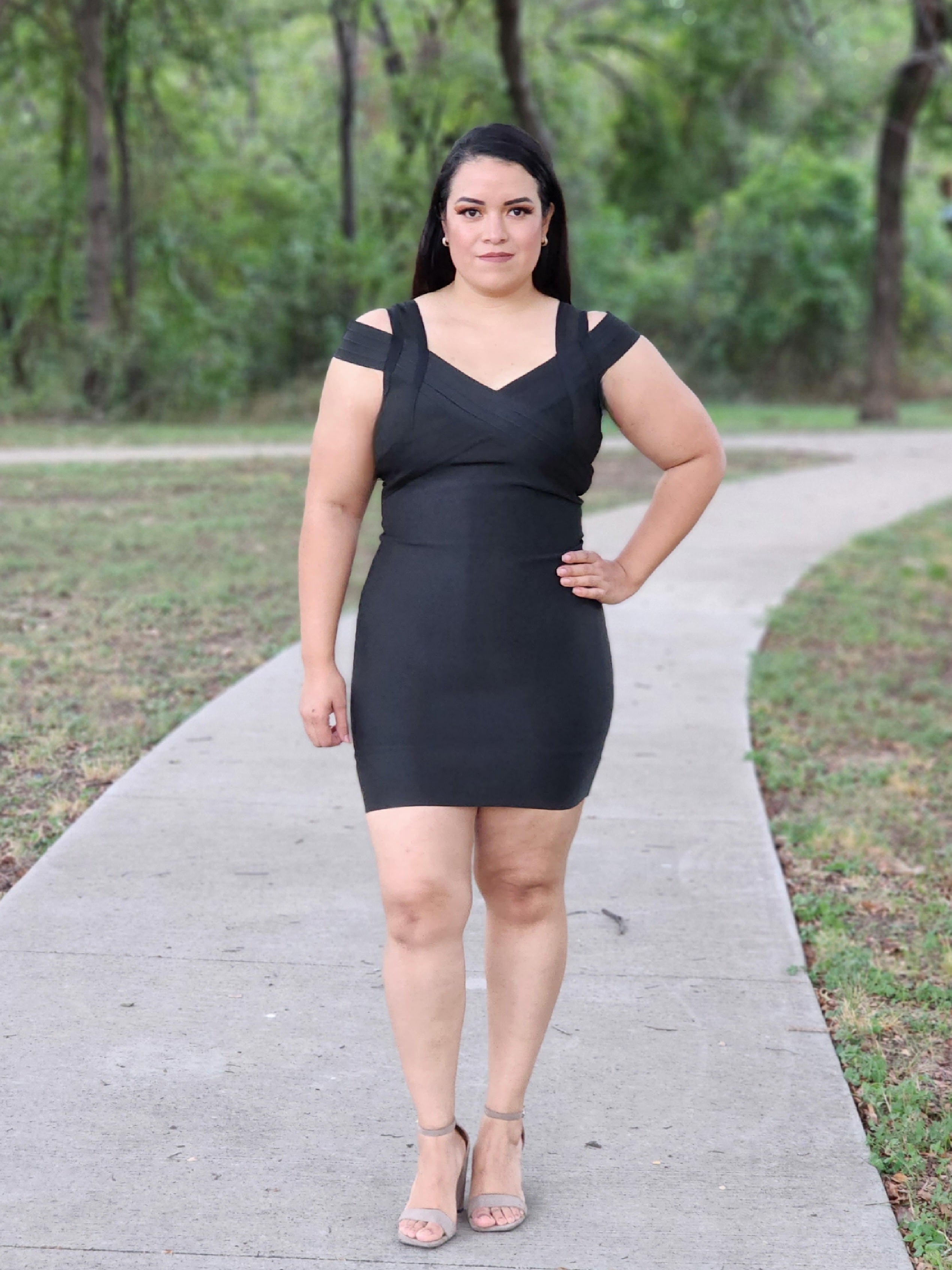 Vestido negro con cuello en V