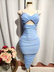 Vestido azul claro con corte delantero