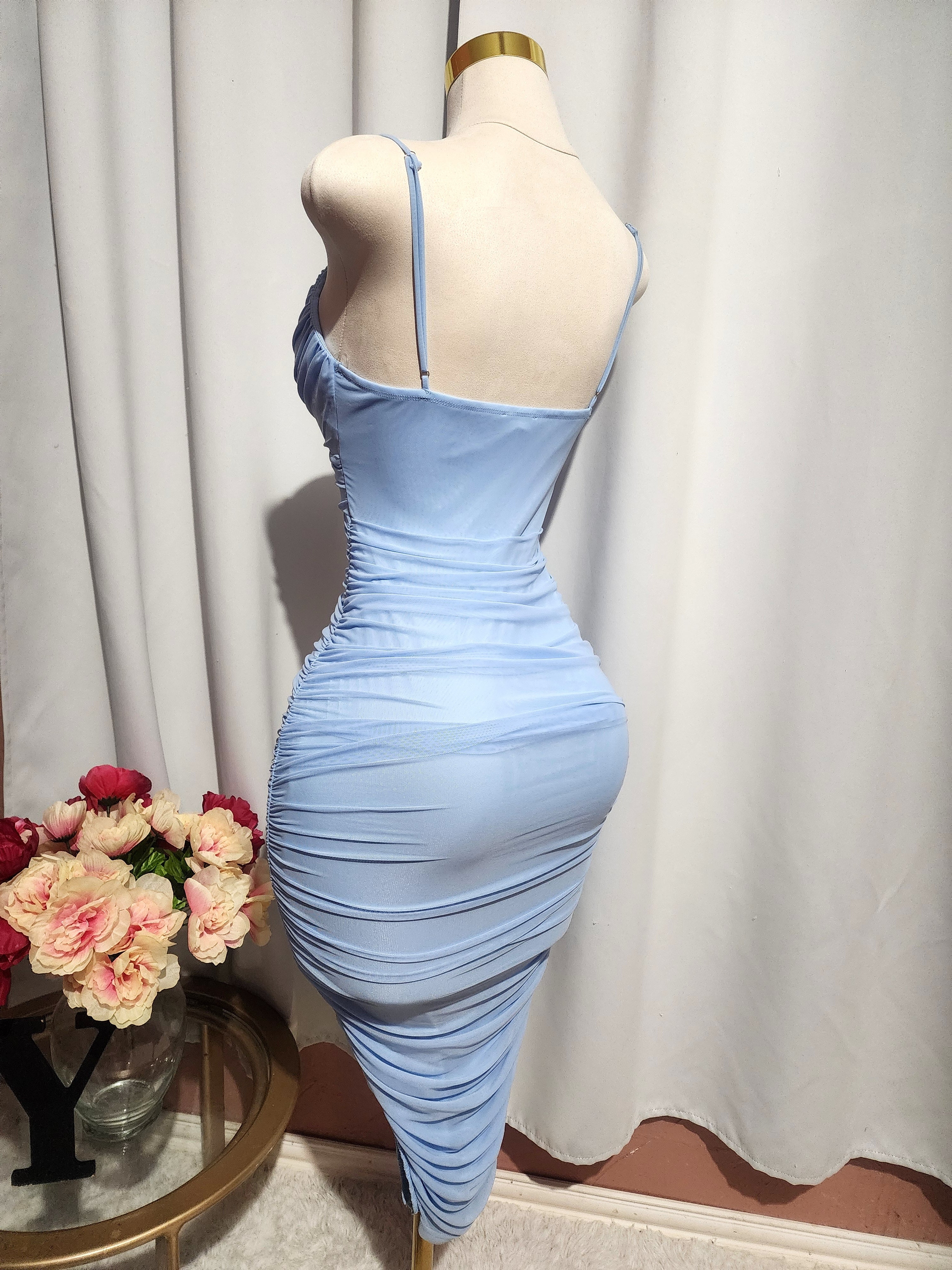 Vestido azul claro con corte delantero