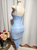 Vestido azul claro con corte delantero