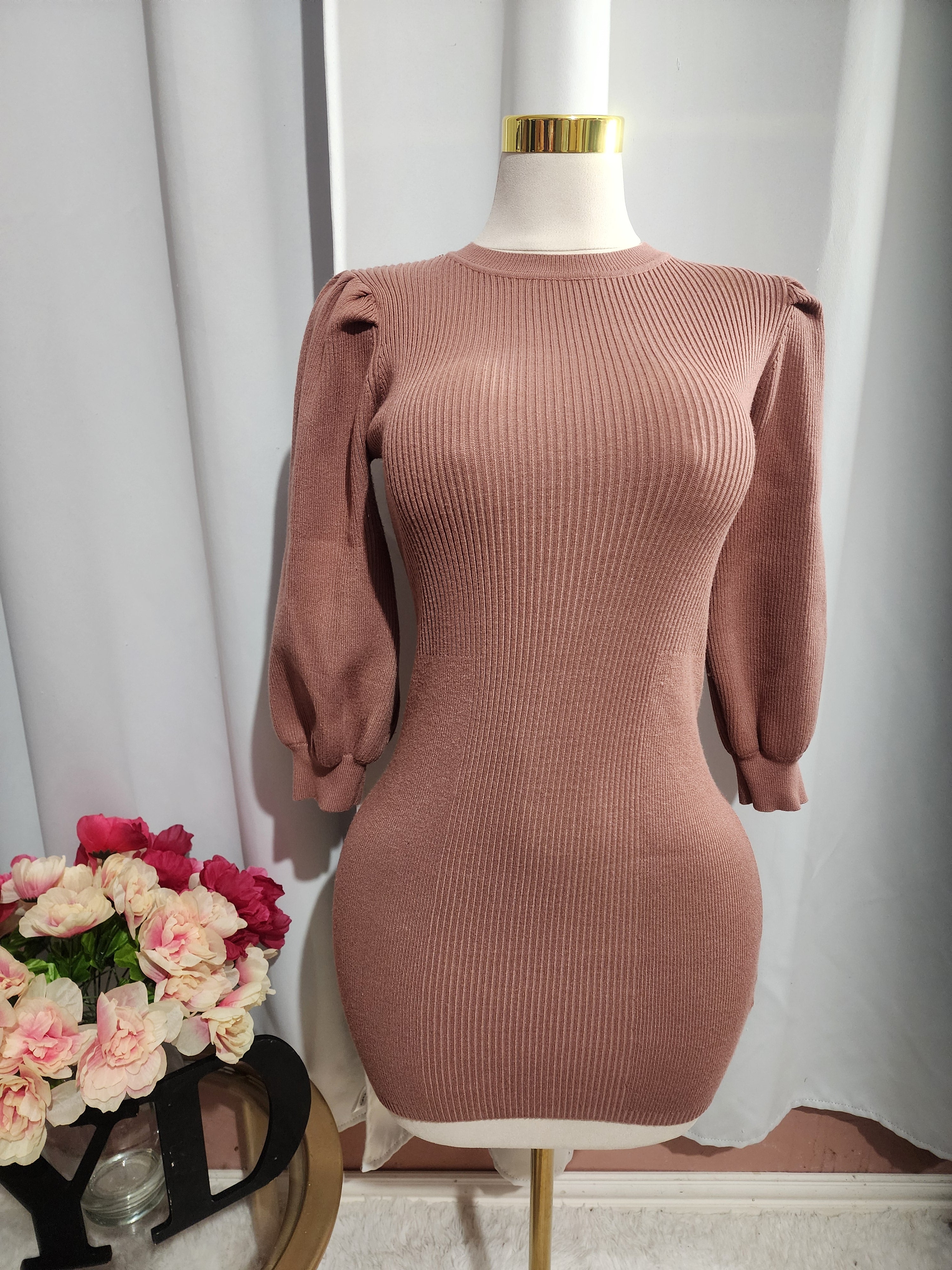 Minivestido de punto con mangas abullonadas y suéter color malva