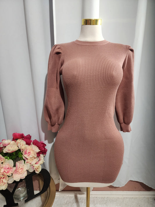 Minivestido de punto con mangas abullonadas y suéter color malva