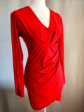 Vestido rojo de manga larga con escote en pico