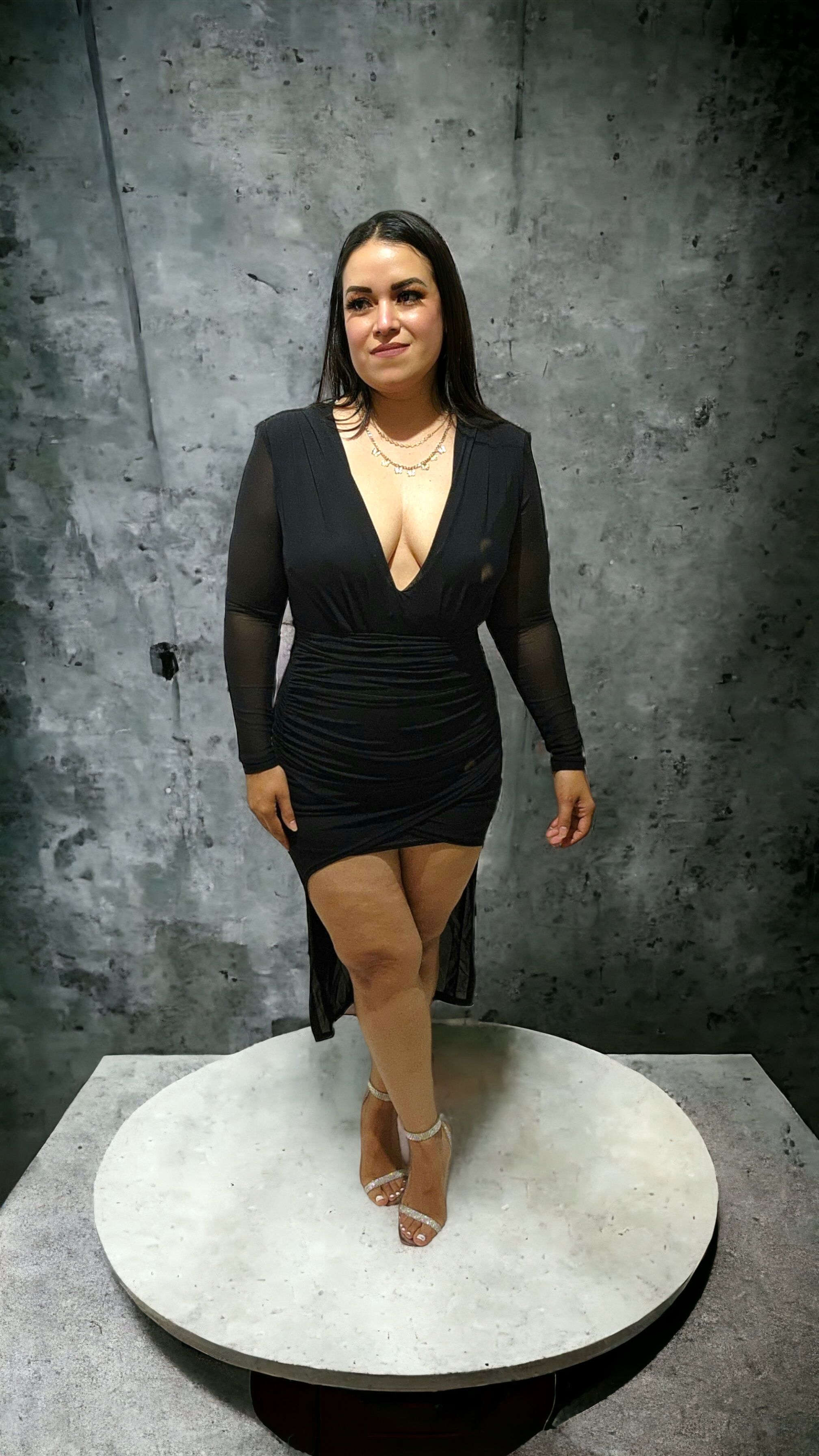 Vestido negro de manga larga de malla fruncida con cuello en V