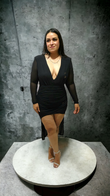 Vestido negro de manga larga de malla fruncida con cuello en V