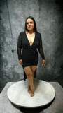 Vestido negro de manga larga de malla fruncida con cuello en V