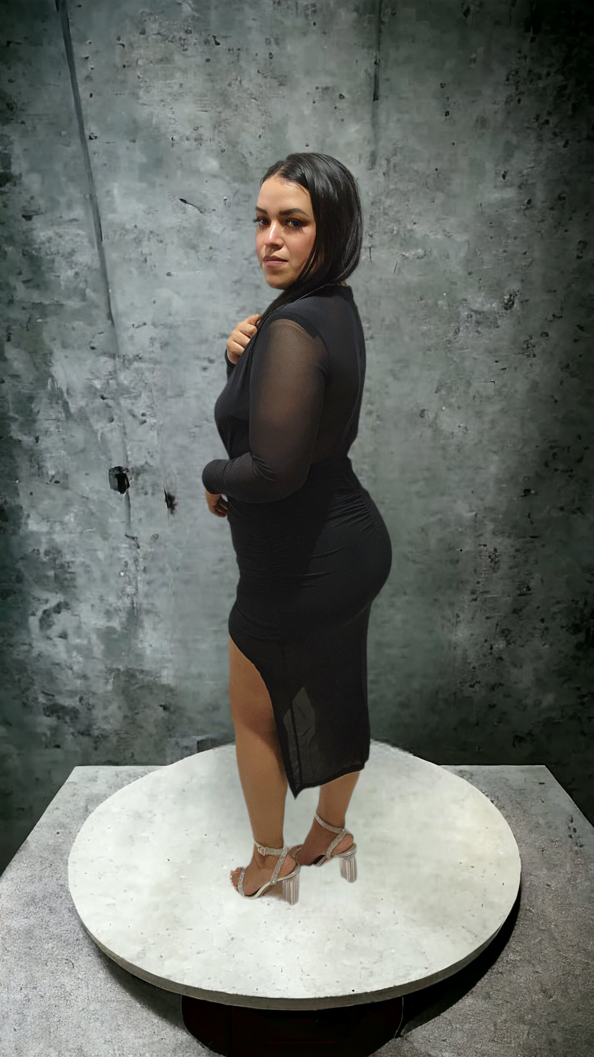 Vestido negro de manga larga de malla fruncida con cuello en V