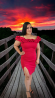 Vestido midi con hombros descubiertos y volantes rojo