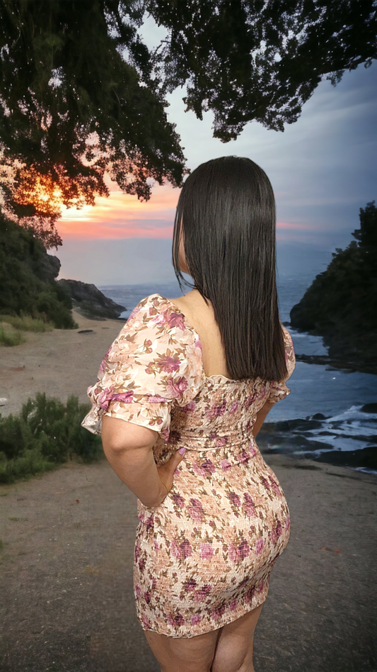 Vestido fruncido con estampado floral rosa