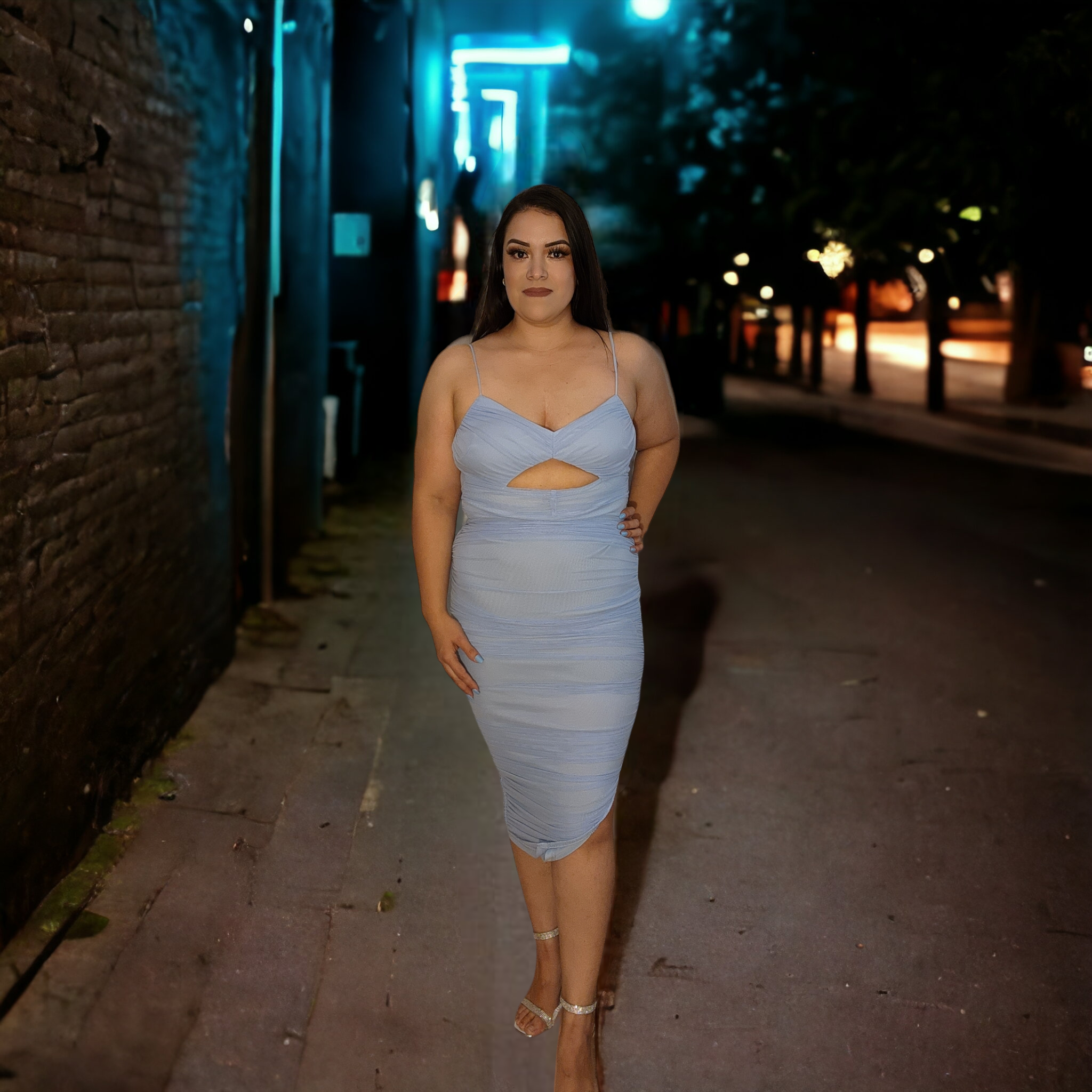 Vestido azul claro con corte delantero