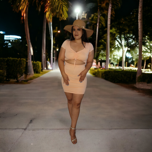 Vestido ajustado con abertura y nudo con cordón fruncido