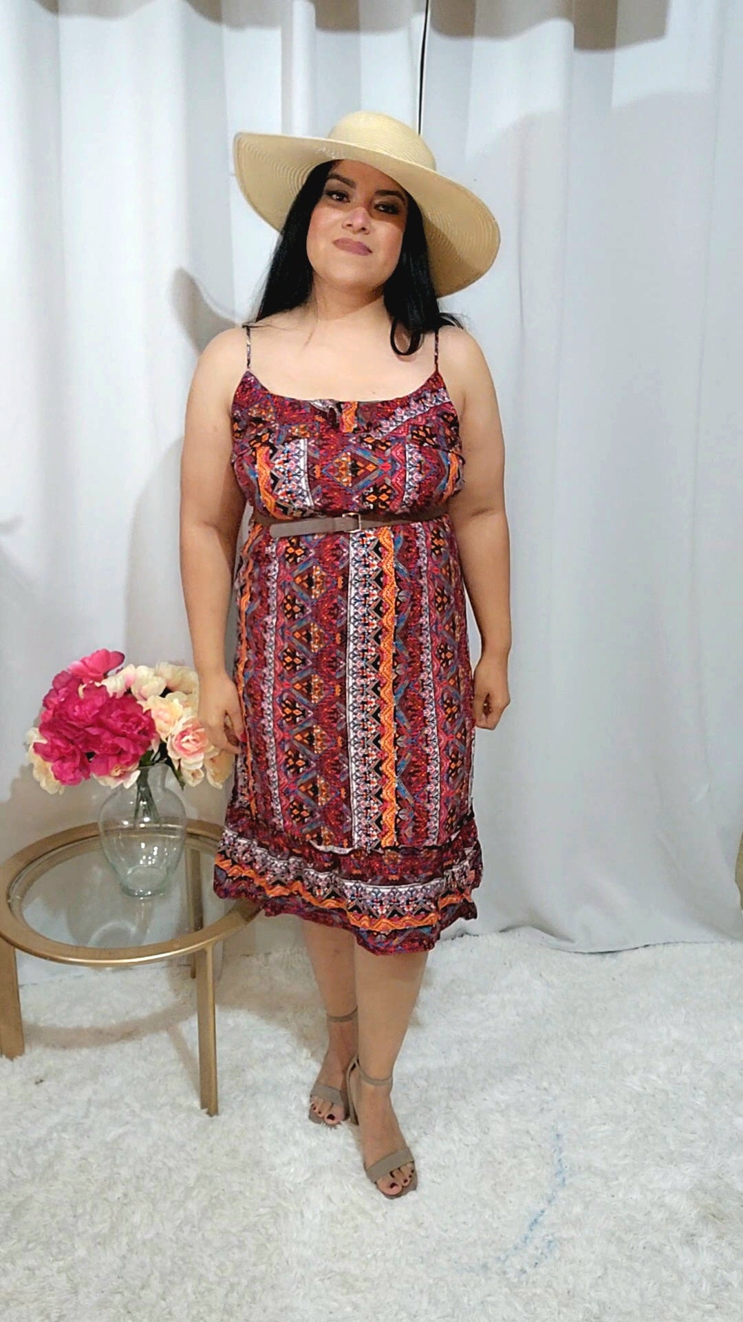 Vestido midi con tirantes finos y dobladillo con volantes