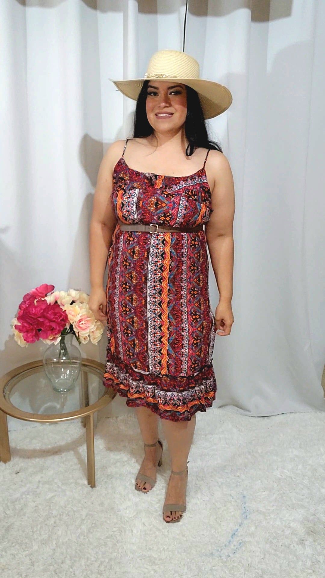 Vestido midi con tirantes finos y dobladillo con volantes