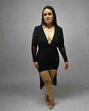 Vestido negro de manga larga de malla fruncida con cuello en V