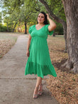 Vestido midi verde con dobladillo con volantes y fruncido