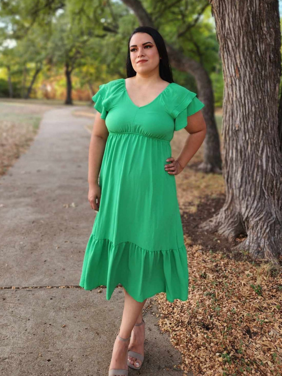 Vestido midi verde con dobladillo con volantes y fruncido