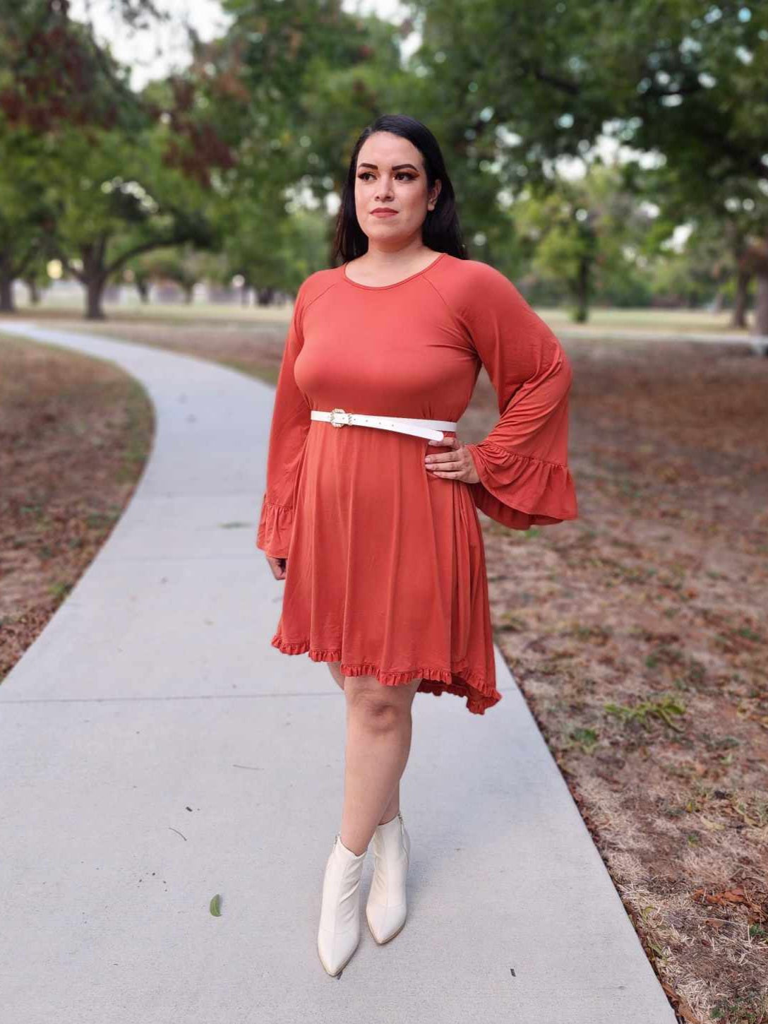 Vestido modesto con detalle de volantes y bolsillos