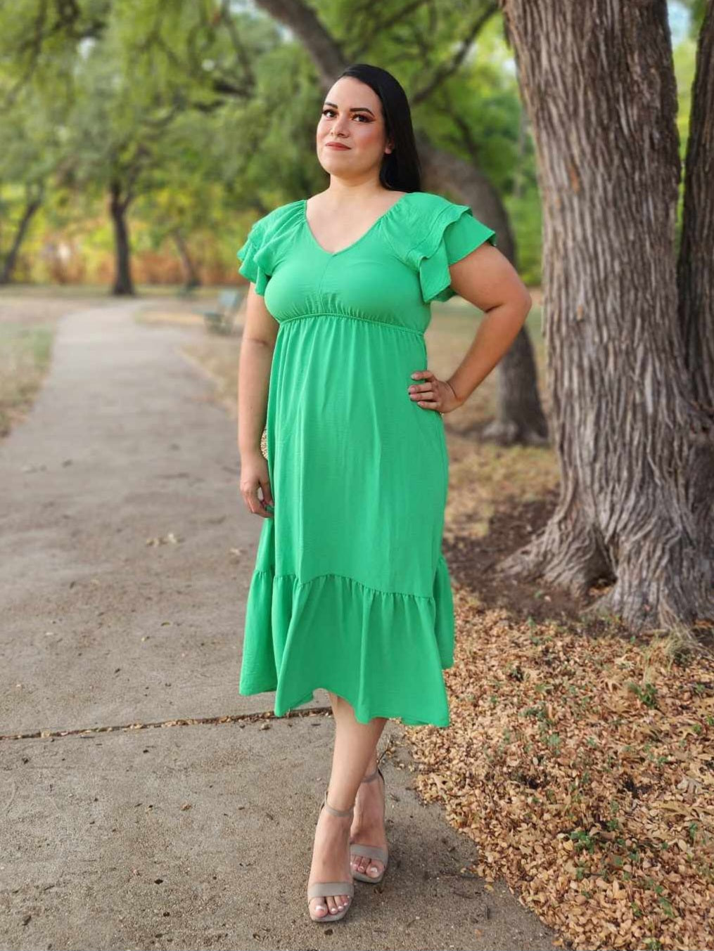 Vestido midi verde con dobladillo con volantes y fruncido