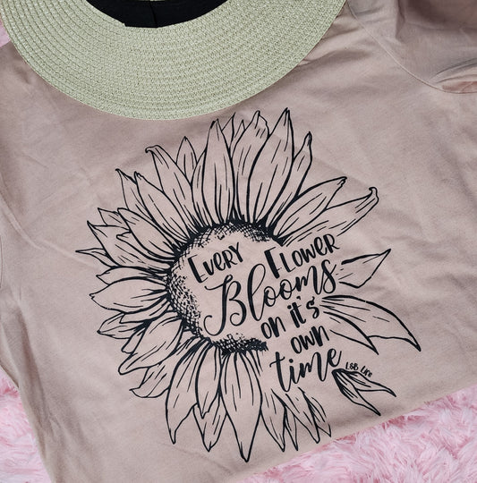 Cada flor florece en su propio tiempo Peach Tee