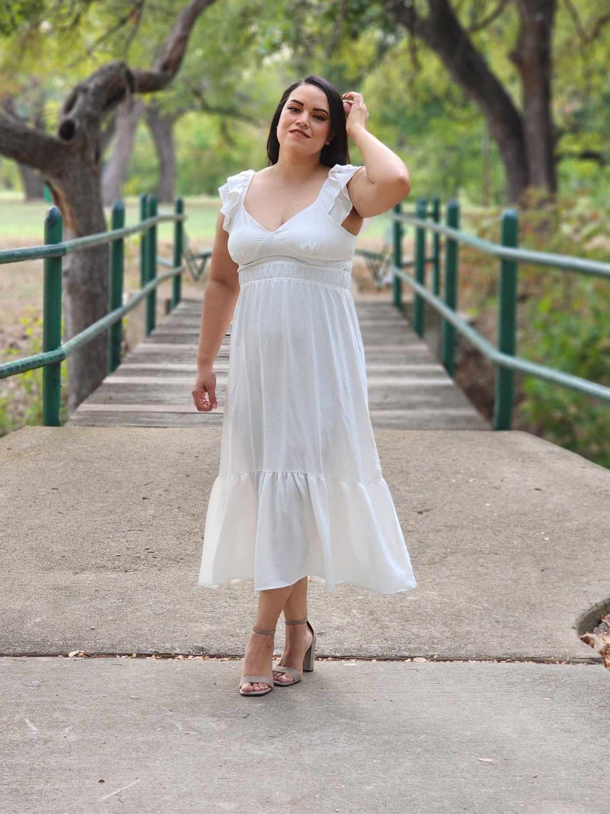 Vestido midi con dobladillo fruncido y volantes en blanco marfil